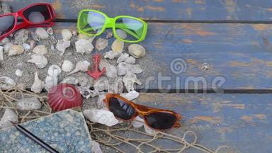 蓝色背景上的贝壳。 夏季旅行时间。 带各种贝壳、太阳镜和海上度假背景